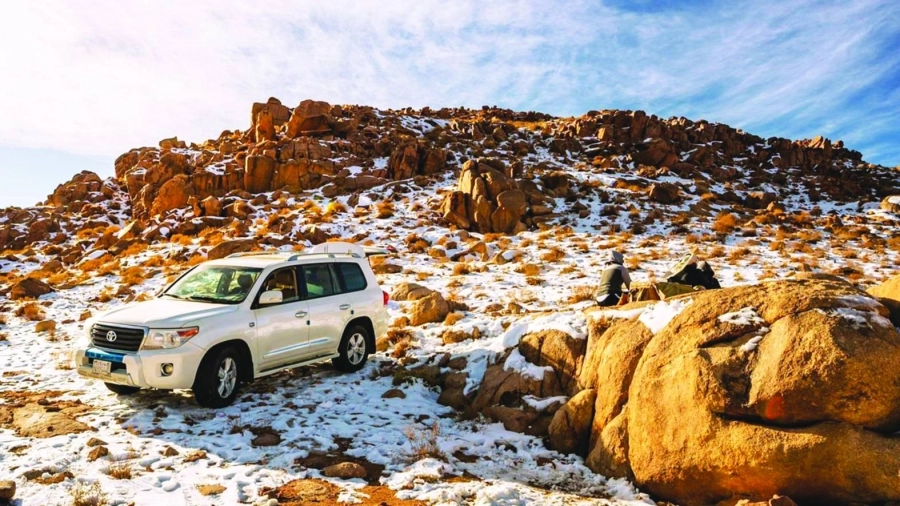 






أسرة في رحلة برية بين الثلوج               (مكة)