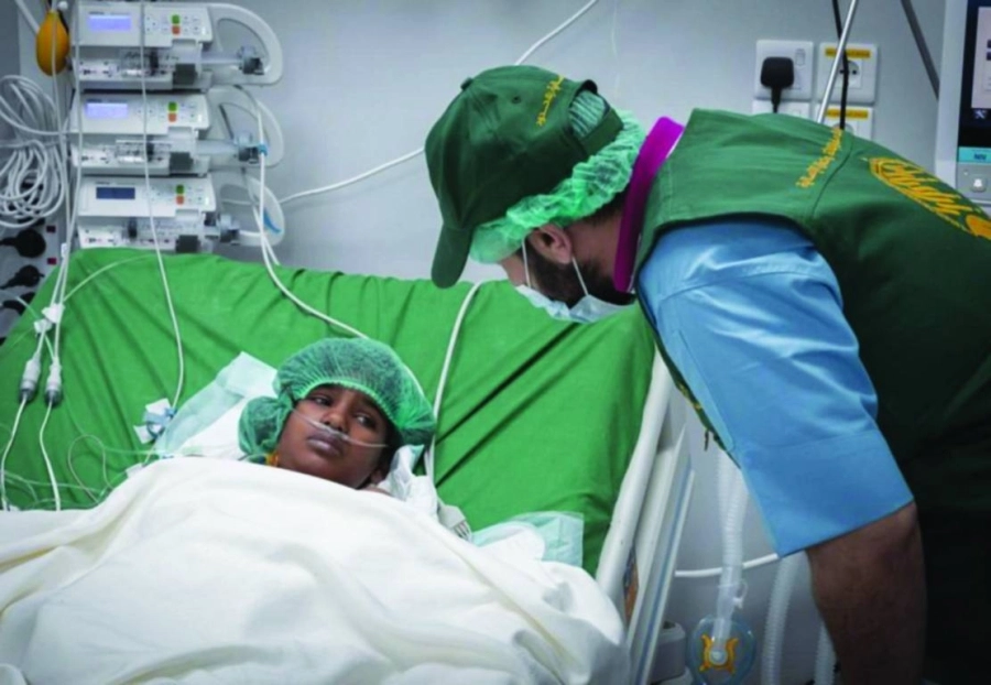 






الطبيب يطمئن على طفل أجرى عملية قلب      (واس)