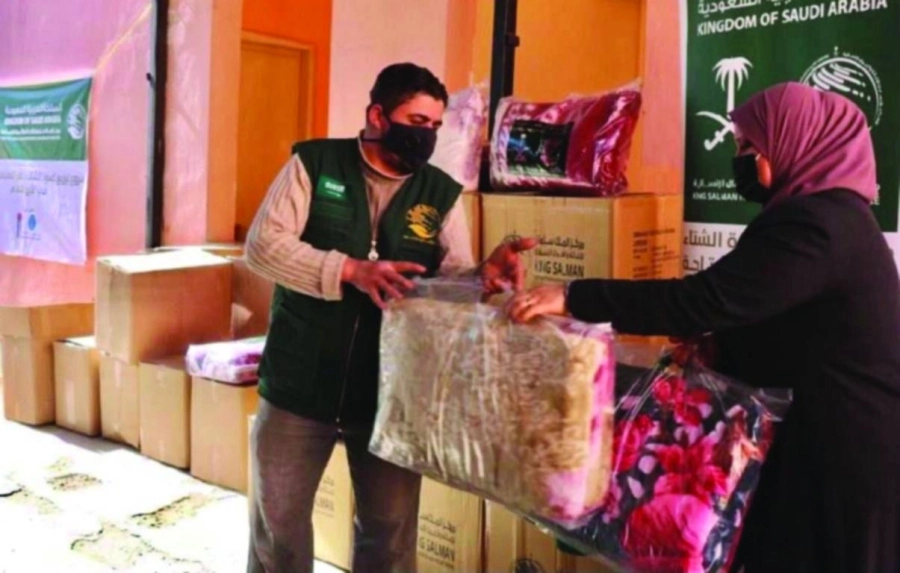 أردنية تتسلم حصتها في الحقائب الشتوية (واس)