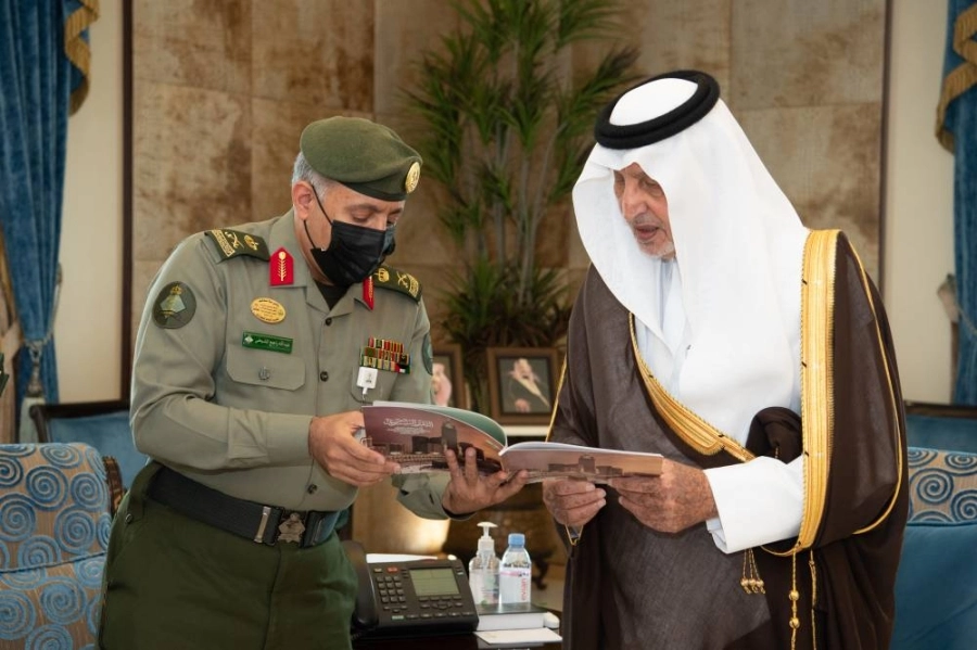 الأمير خالد الفيصل خلال تسلمه التقرير السنوي لأعمال الجوازات 