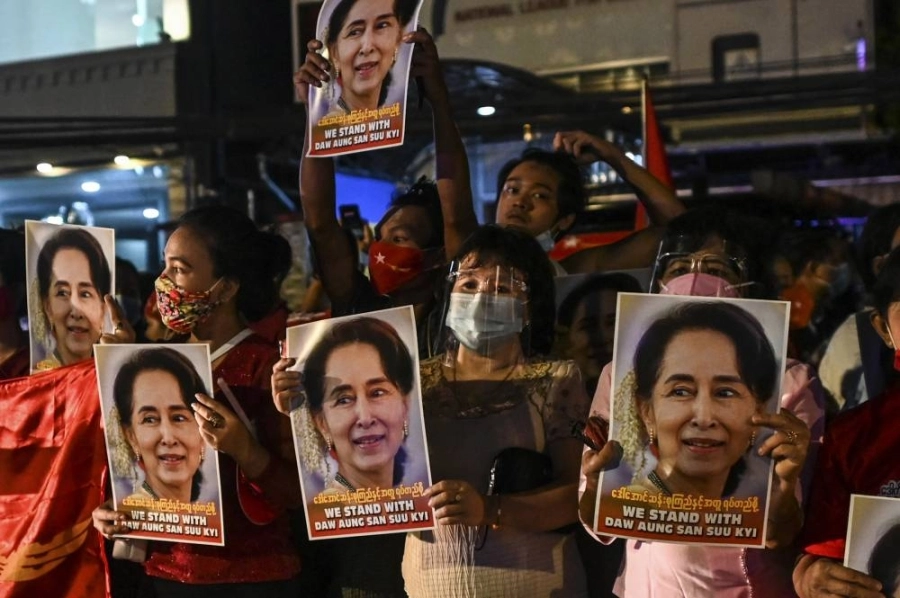 






 صور زعيمة ميانمار التي اعتقلت                   (مكة)