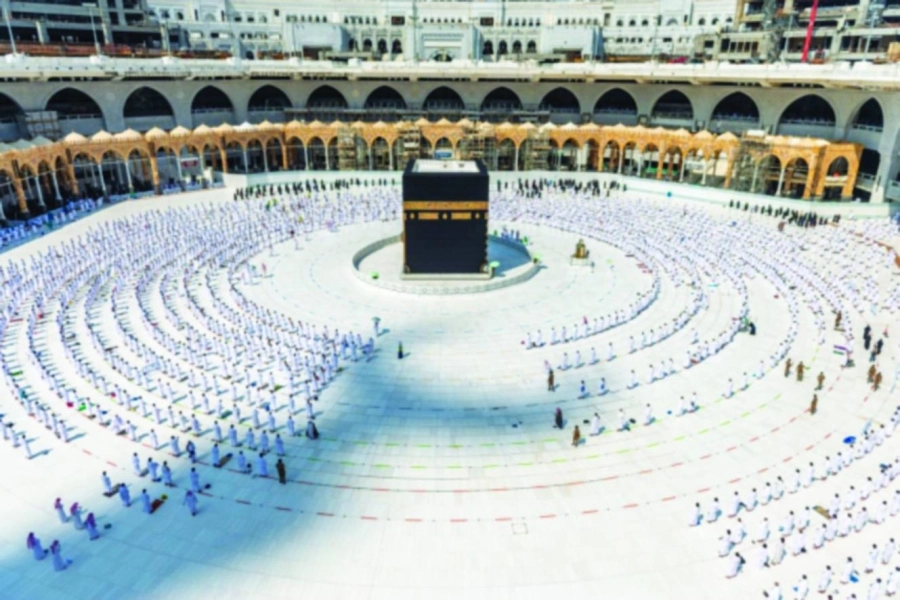 معتمرون ومصلون بصحن المطاف (مكة)