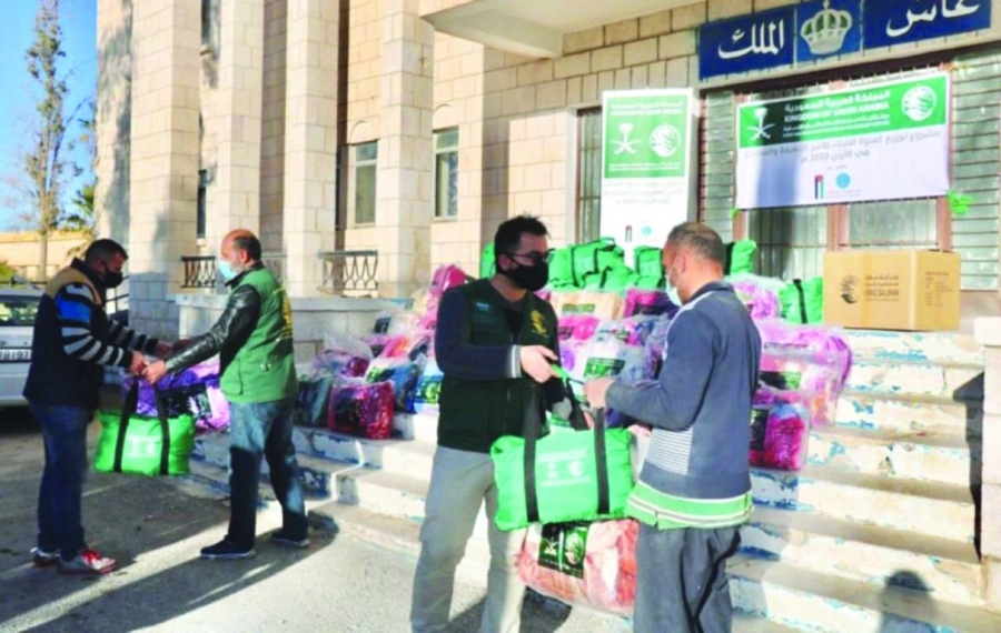 المركز يوزع الحقائب الشتوية في عمان  (واس)