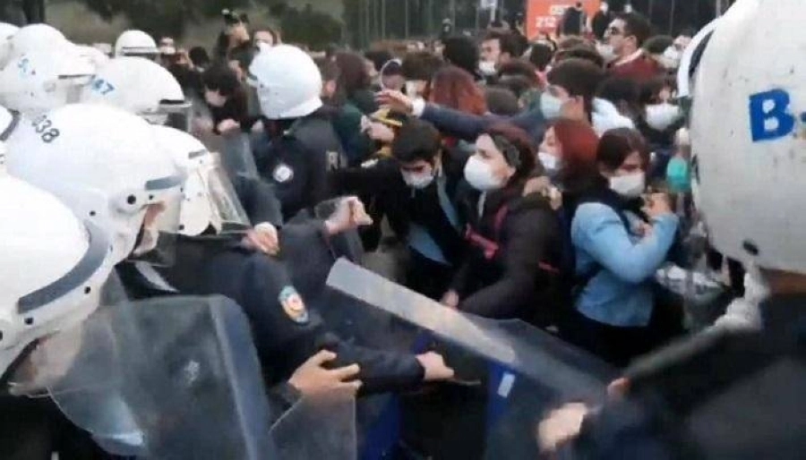 






عنف في مواجهة طلاب تركيا