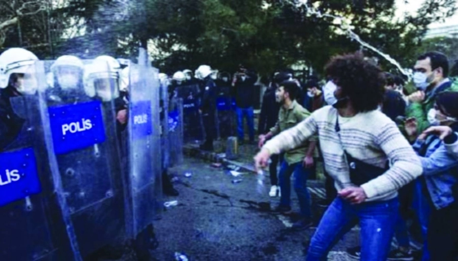 






الأمن يواجه طلاب تركيا