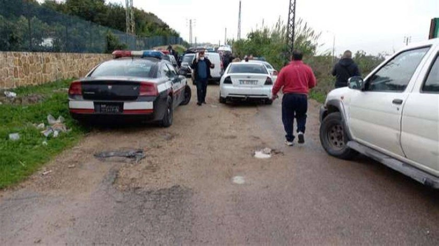 قوات الأمن في المكان الذي عثر فيه على جثمانه (مكة)