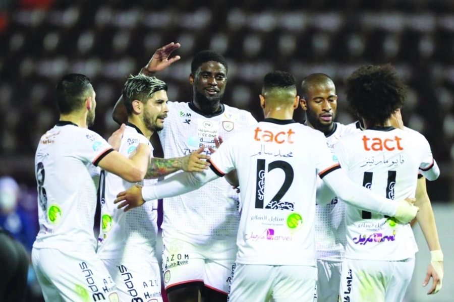 



لاعبو الشباب يحتفلون بالصدارة بعد فوزهم على الرائد          (إعلام الشباب)