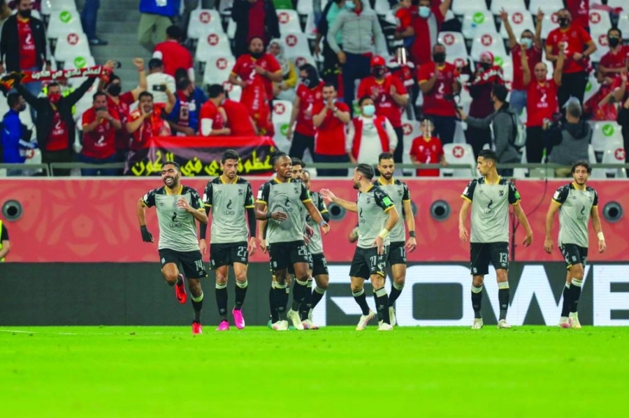 






احتفالات لاعبي الأهلي بعد فوزهم على الدحيل                             (مكة)