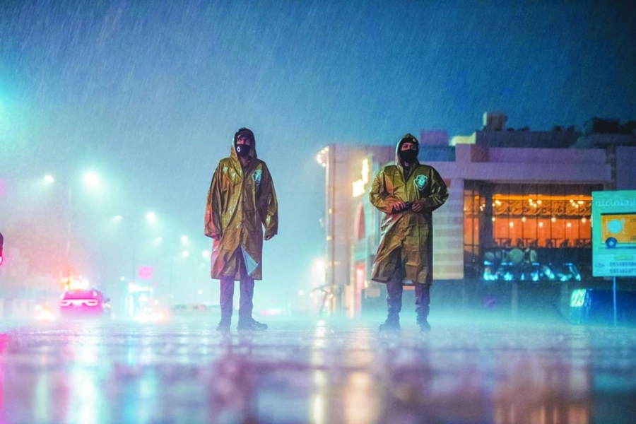 قوة المهمات والواجبات الخاصة في الأمن العام تؤدي مهامها خلال هطول الأمطار الغزيرة التي شهدتها المملكة
