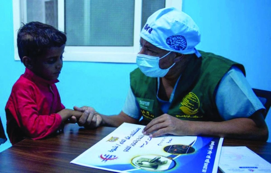 طفل يمني يجد عناية من أحد أطباء المركز (واس)