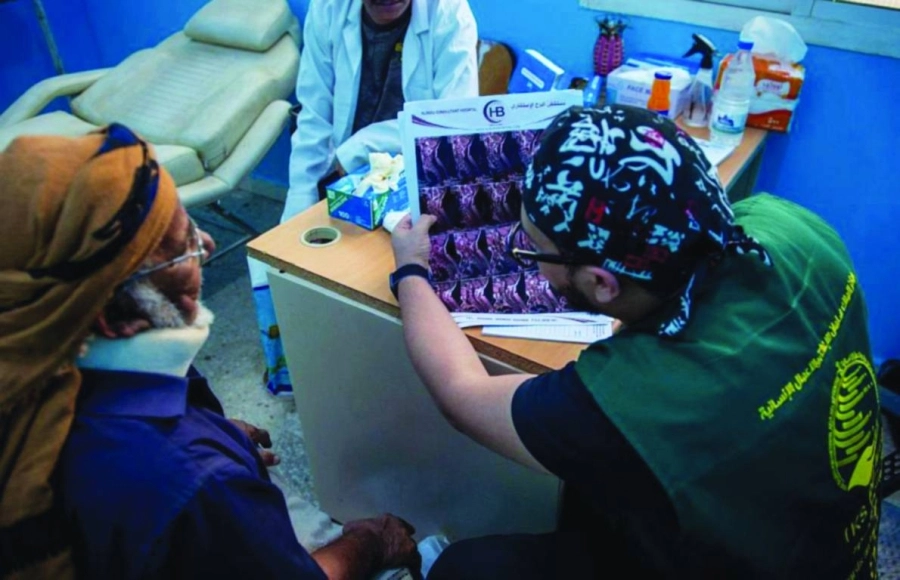 طبيب يطلع على أشعة أحد المرضى (واس)