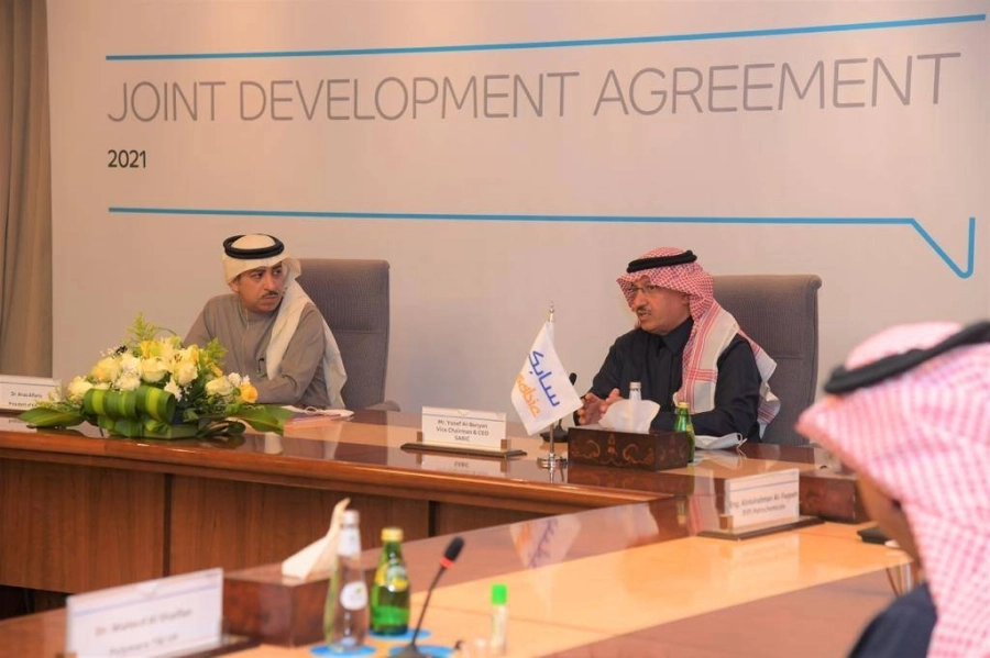 جانب من توقيع الاتفاقية