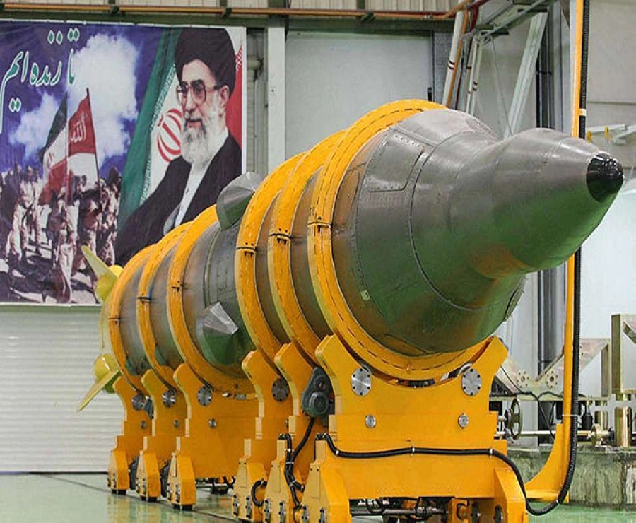 






أحد الصواريخ المعروضة في طهران                                 (مكة)