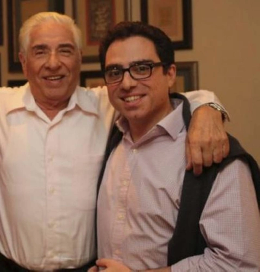 المعتقل سياماك نمازي مع والده (مكة)