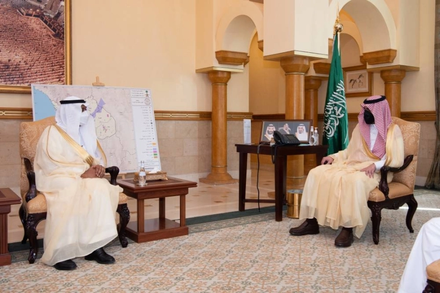 






بدر بن سلطان خلال لقائه عبدالفتاح مشاط