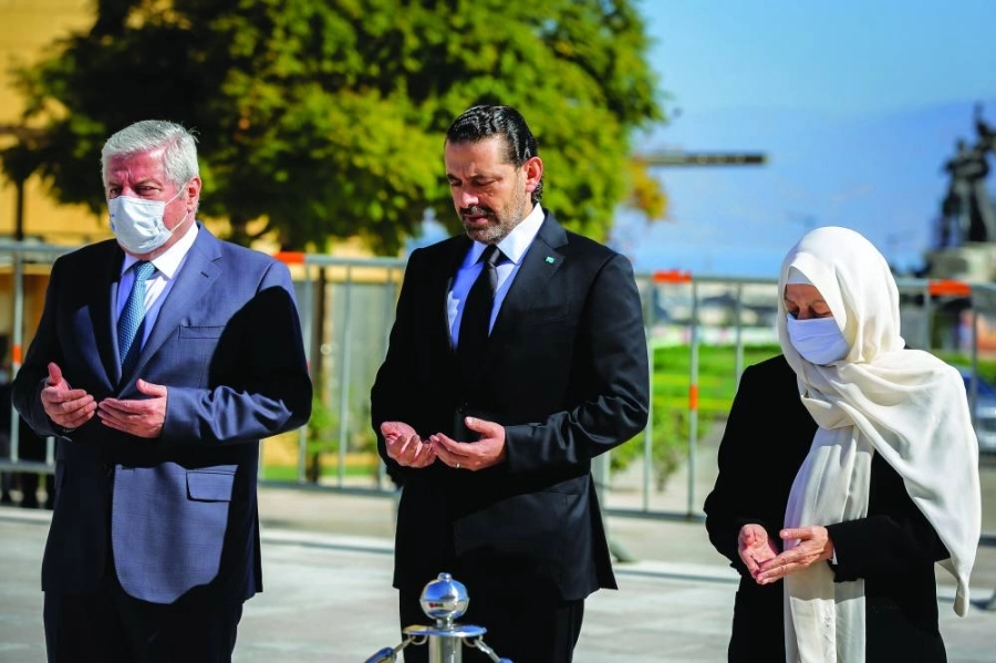 






سعد الحريري وأسرته يقرؤون الفاتحة على روح رفيق الحريري  (د ب أ)