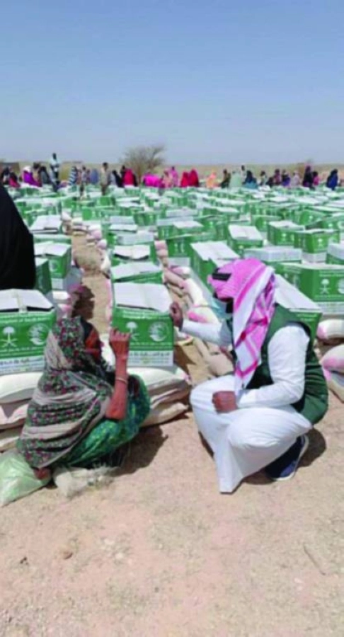 



متطوع بالمركز يسلم امرأة صومالية سلة غذائية       (واس)