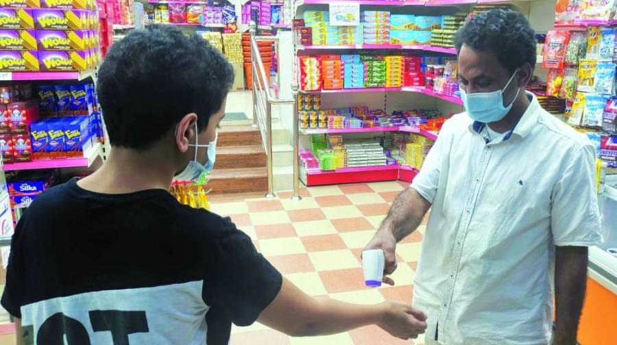 فحص حرارة أحد المتسوقين (مكة)