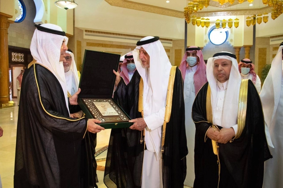 الأمير خالد الفيصل يتسلم درع منظمة العالم الإسلامي للتربية والعلوم والثقافة "الإيسسكو"