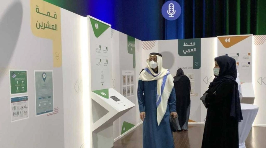 رئيسة جامعة الأميرة خلال جولتها في معرض تأثير