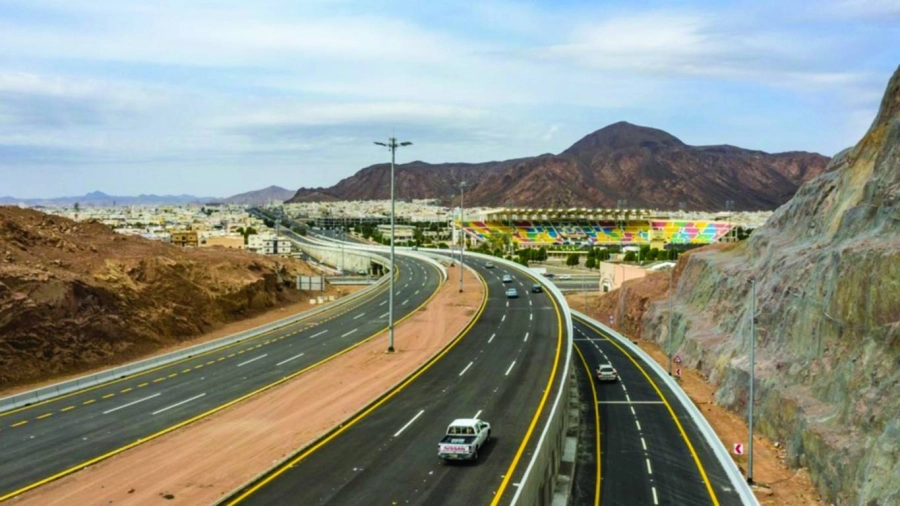 الجسر بعد تدشينه أمس (مكة) 