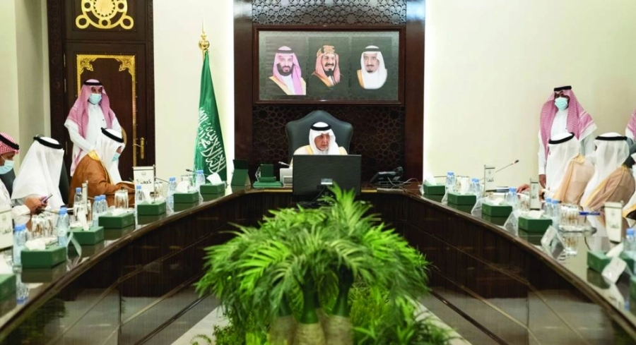 خالد الفيصل يستمع إلى شرح عن المسابقة (مكة)