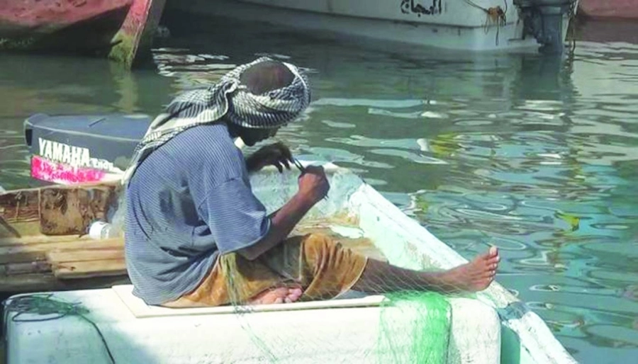 






صياد يمني يستخدم مركبا تقليديا              (مكة)