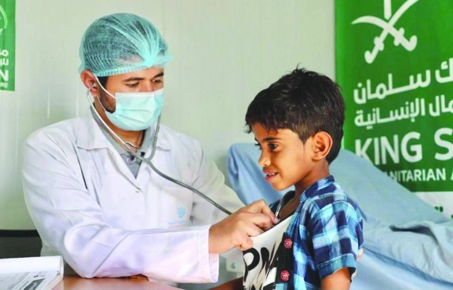 






طبيب يراجع طفلا يمنيا