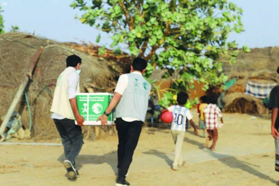 






متطوعان يحملان سلة في طريقهما لأسرة يمنية