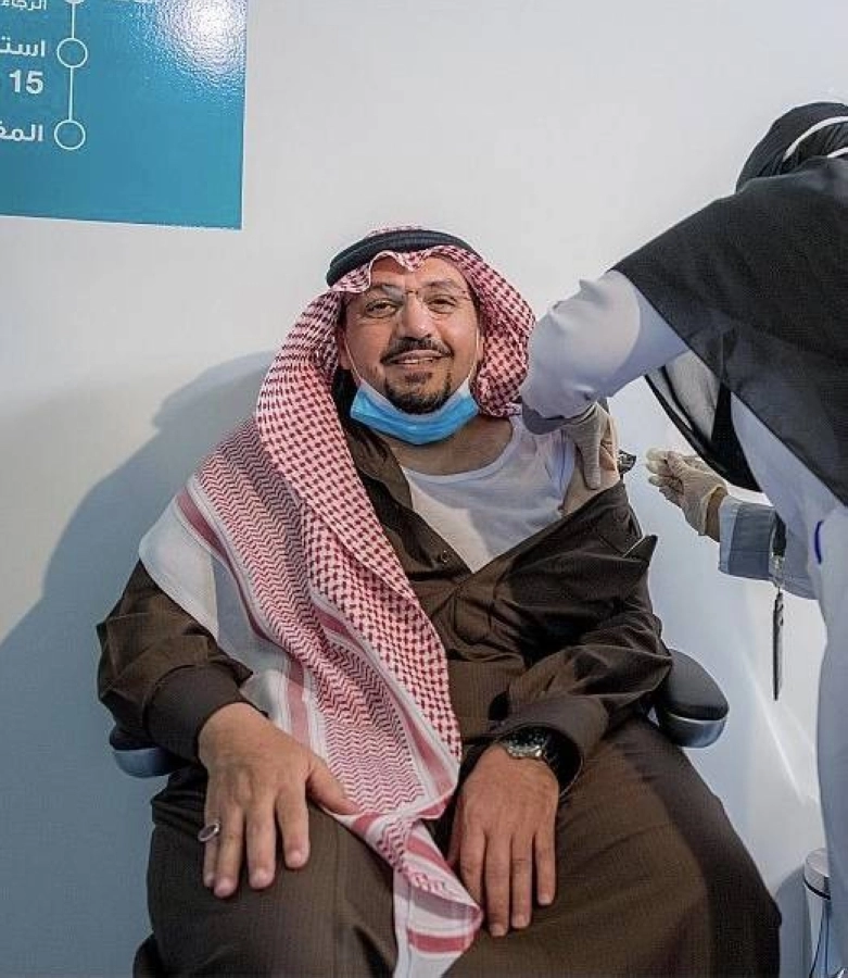 أمير القصيم يتلقى الجرعة الأولى من لقاح فيروس كورونا