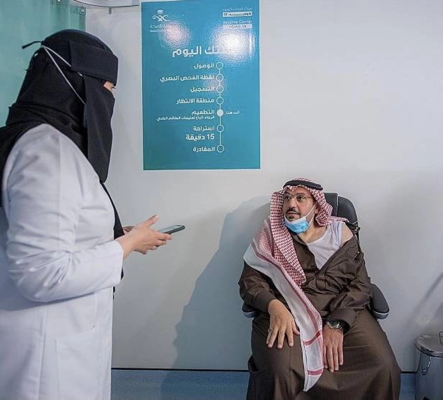 أمير القصيم يتلقى الجرعة الأولى من لقاح فيروس كورونا