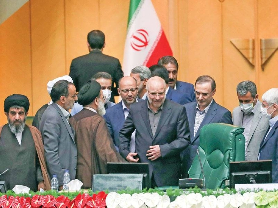 قاليباف لدى توليه رئاسة البرلمان                 (مكة)