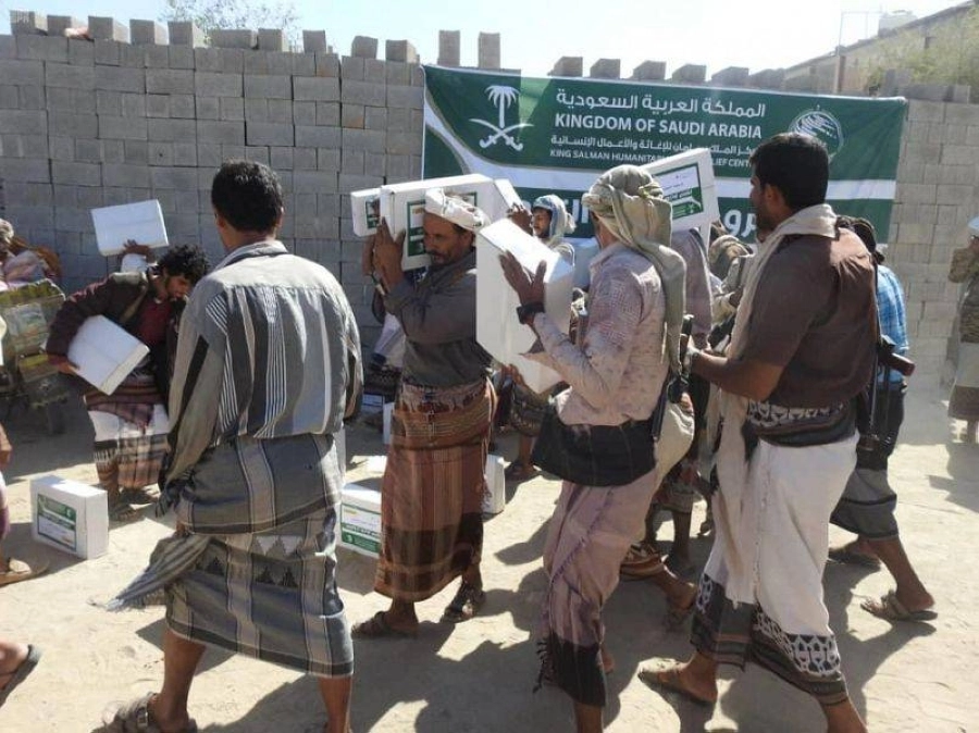 






يمنيون يحملون كراتين التمور   (واس)