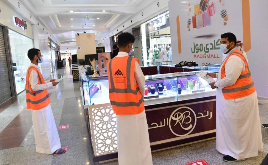 متطوعون يؤدون عملهم (مكة)