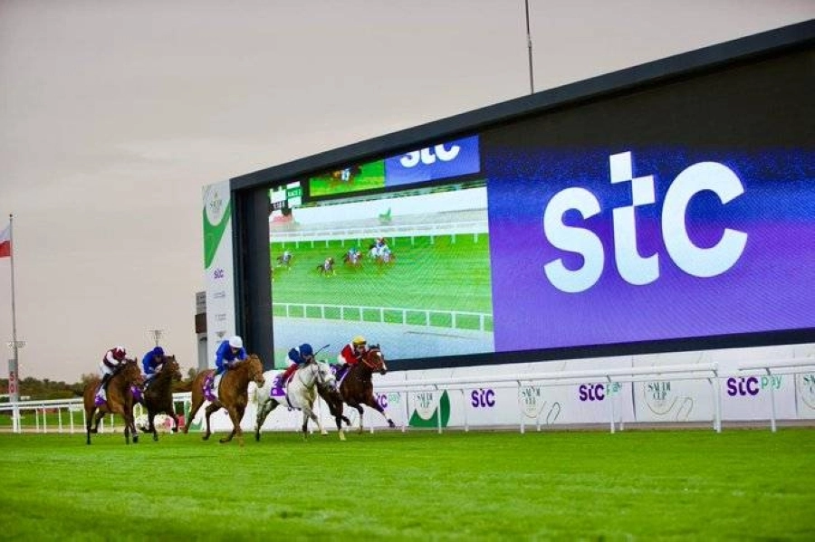 






ولي العهد خلال تتويج عبدالرحمن الفيصل بكأس المنافسة                                        (واس)