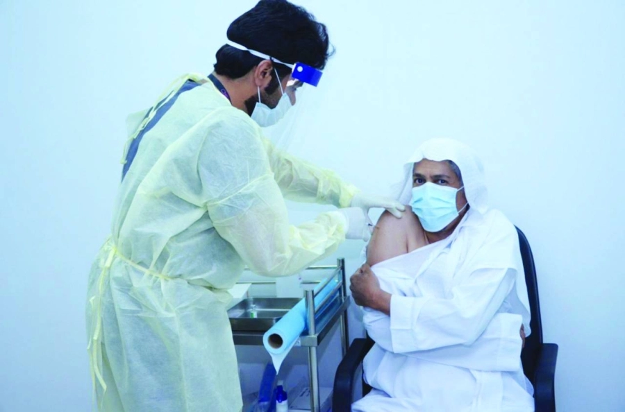 






.. وآخر يتلقى اللقاح بأحد المراكز