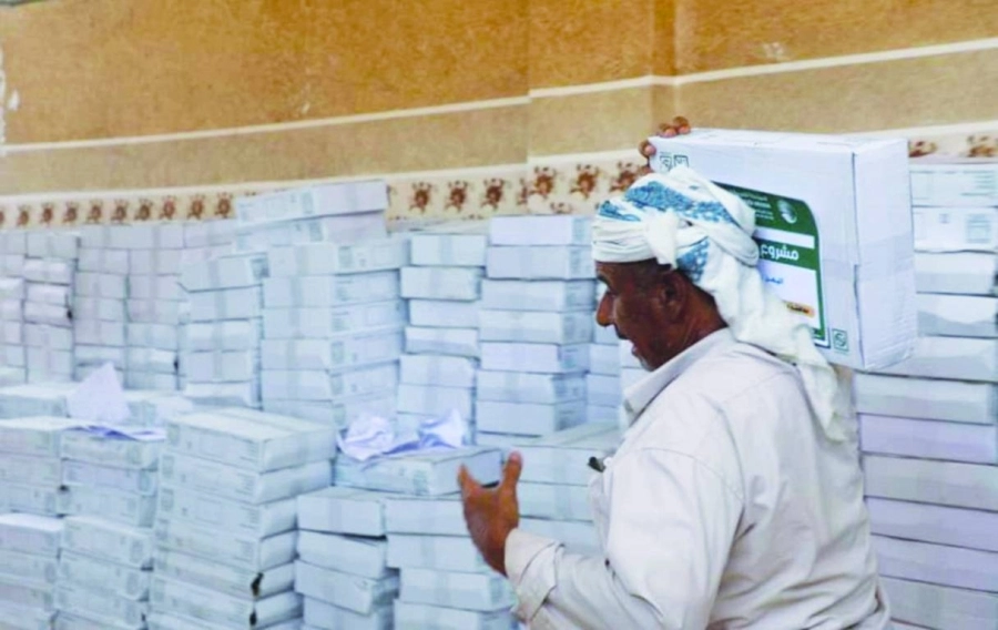 يمني ينظر إلى الكراتين الجاهزة للتوزيع (واس)