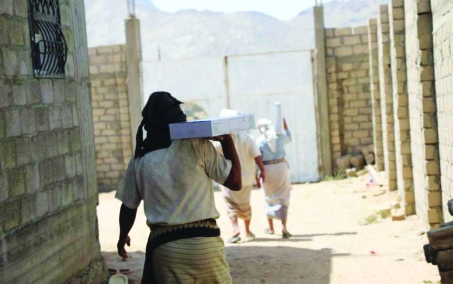 






يمنيون يحملون كراتين تمور                               (واس)