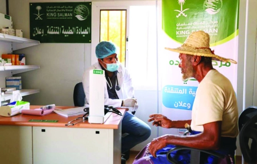 






مسن يراجع الطبيب في عيادة المركز بحجة