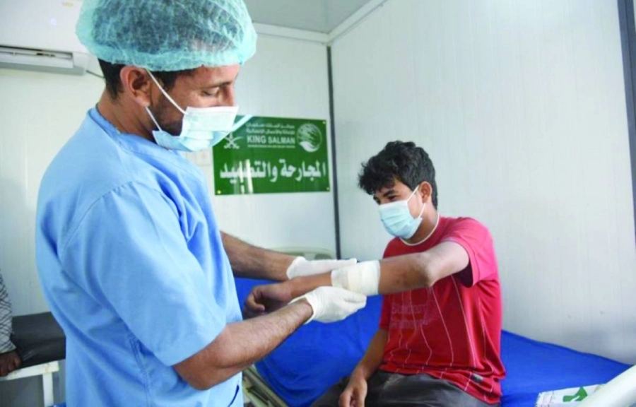 طبيب يكشف على مريض بعيادات المركز                (واس)