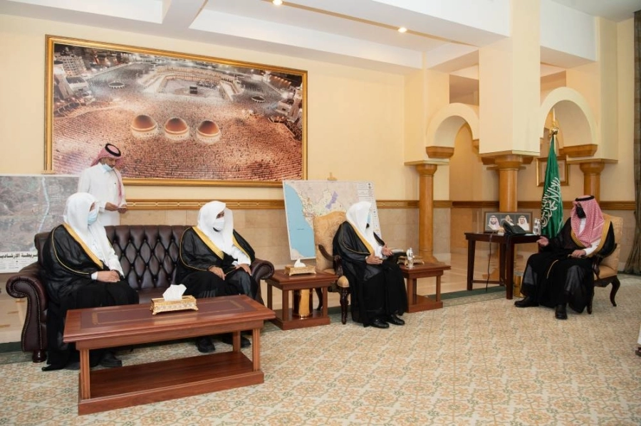 






بدر بن سلطان خلال استقباله عبدالرحمن السديس