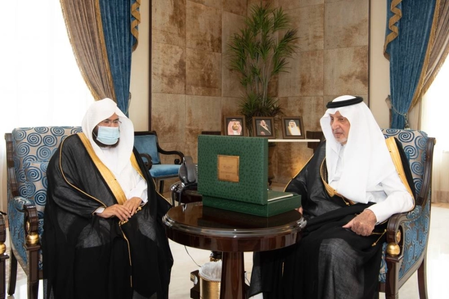 






خالد الفيصل لدى تسلمه التقرير                    (مكة)