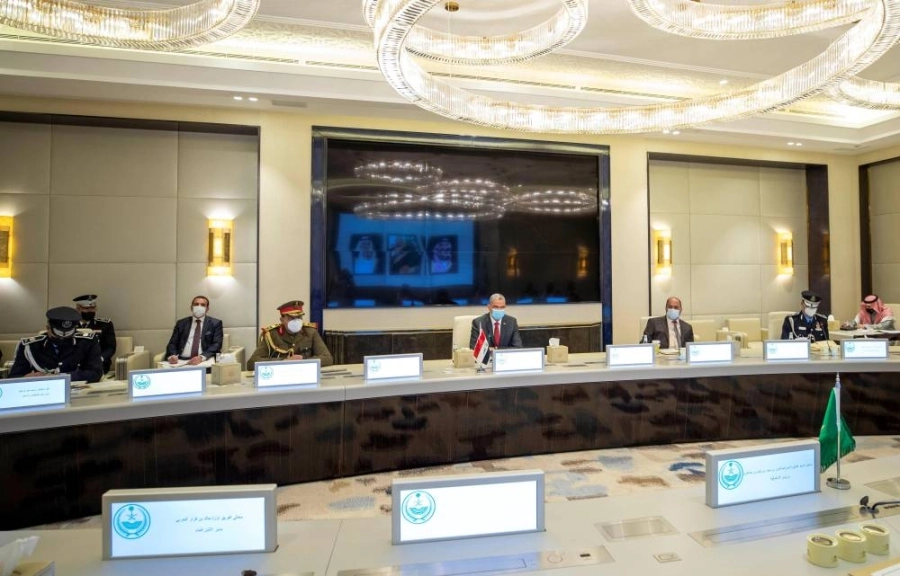 عبدالعزيز بن سعود وعثمان الغانمي خلال المباحثات (مكة)