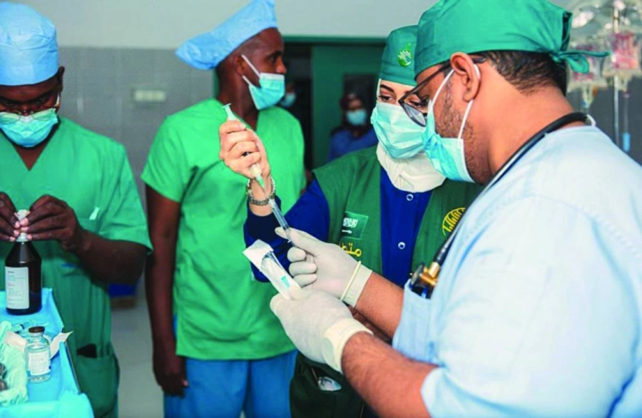 الفريق الطبي يستعد لإجراء إحدى الجراحات  (واس)