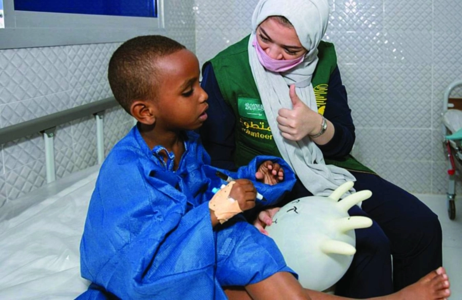 الطبيبة تحفز طفلا قبل الجراحة  (واس)