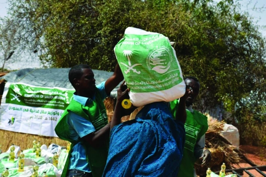 استجابة للنداء الإنساني للمتضررين من الأحداث هناك.. مركز الملك سلمان للإغاثة يوزع 559 سلة غذائية لـ3354 مستفيدا في مدينة الجنينة بولاية غرب دارفور بالسودان.
