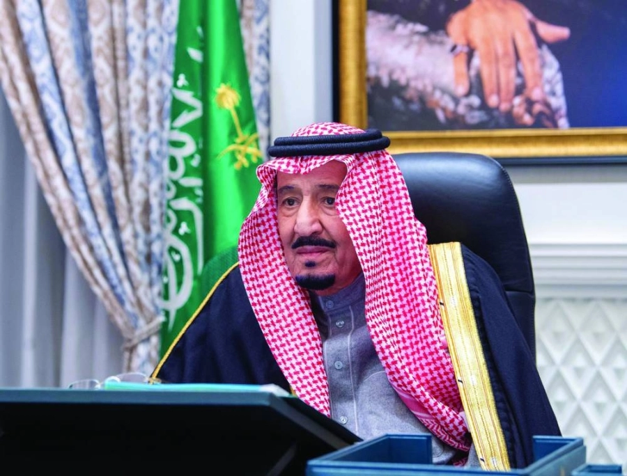 الملك سلمان لدى ترؤسه جلسة مجلس الوزراء عبر الاتصال المرئي أمس الأول (واس)