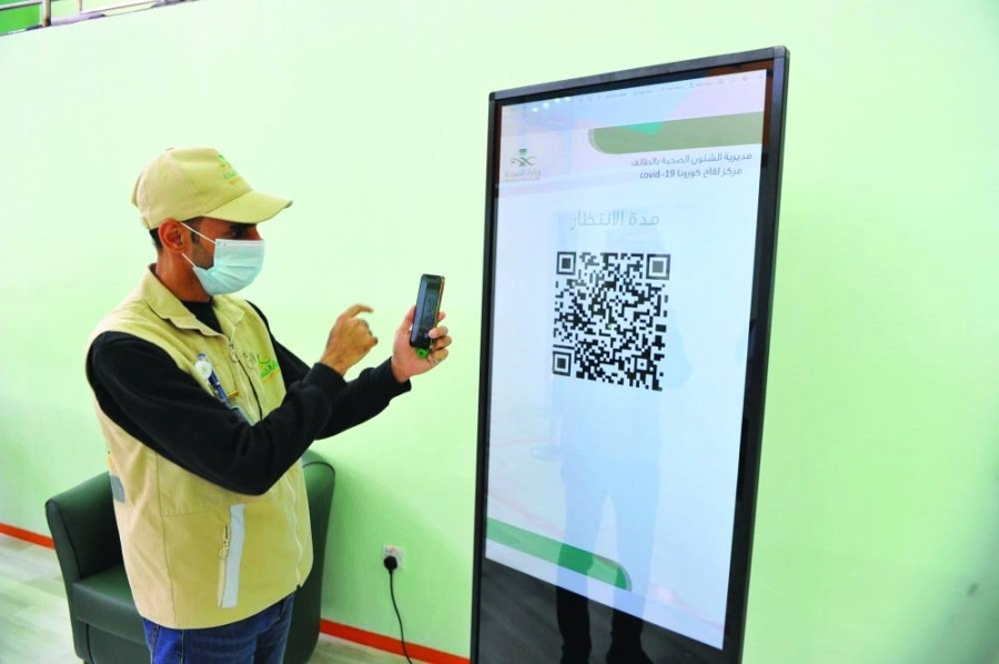 موظف ينهي إجراءات أحد المراجعين (مكة)