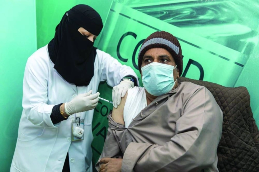 






مواطن يتلقى جرعة اللقاح                             (مكة)