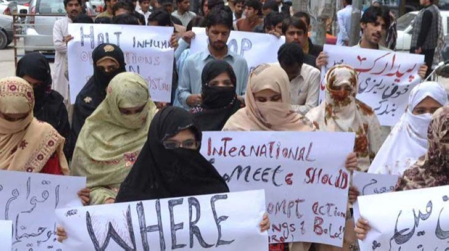 






بلوشيات يرفعن لوحات ضد قمع إيران                                           (مكة)